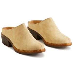 AMERICAN RAG Segovia Mule Clogs NEW
